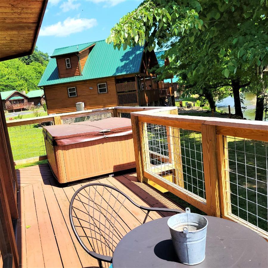 Skinny Dippin'-River Front- Free Tickets-Dog Friendly-Sleeps 6 Pigeon Forge Eksteriør billede